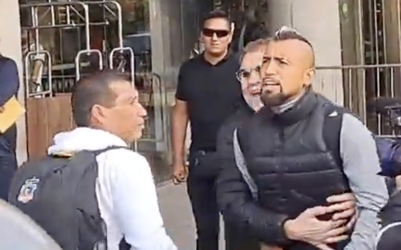Pantallazo de video de Arturo Vidal increpando a hincha peruano.